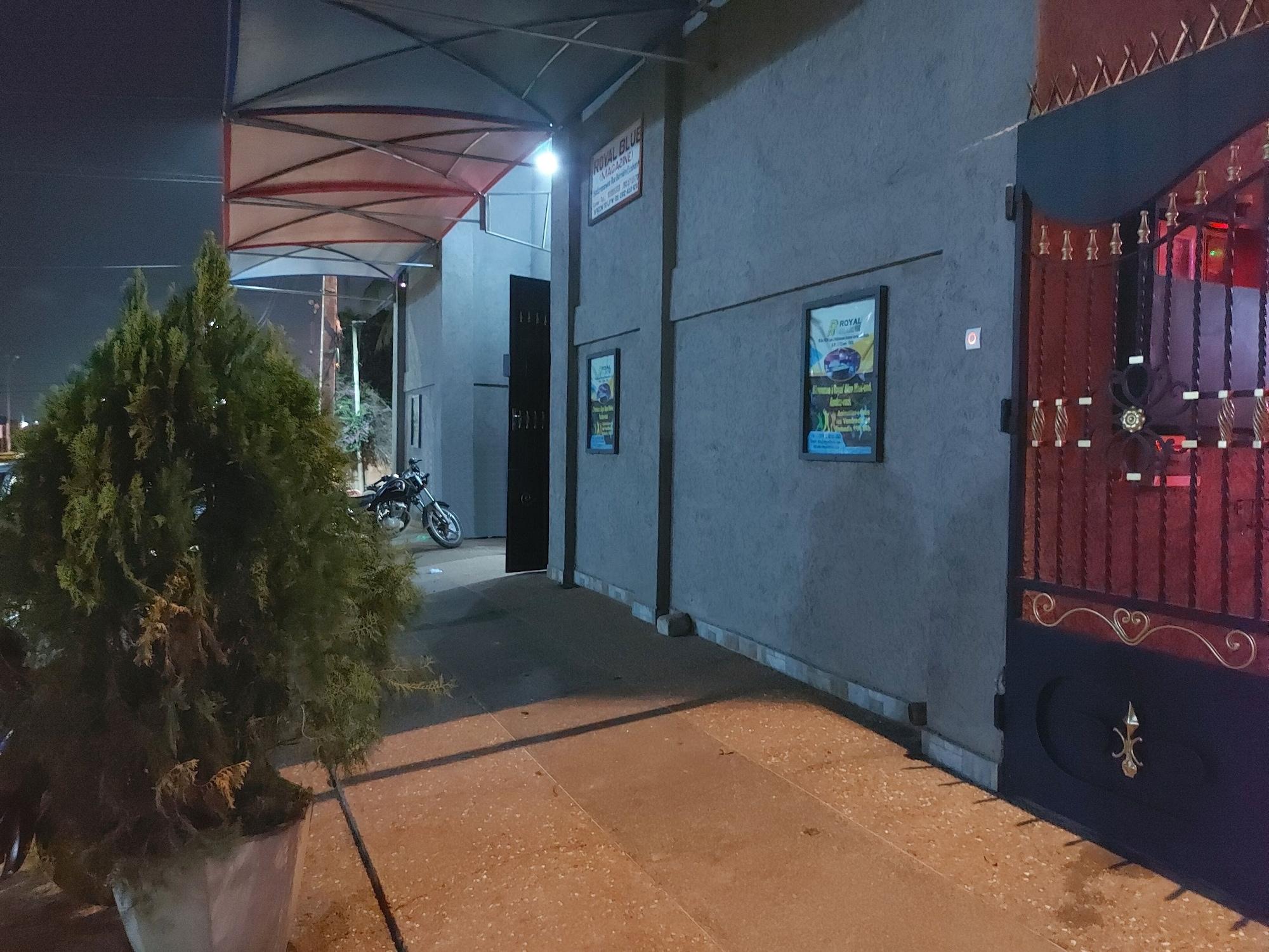 Vista Exterior Royal Blue Guest House & Bar