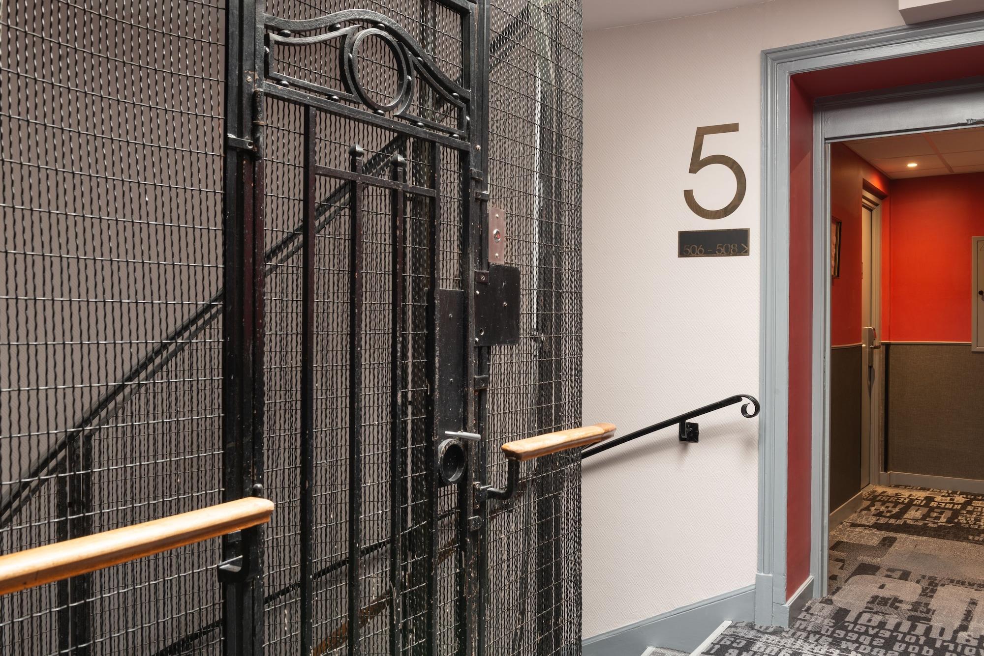 Varios Hôtel Bristol Reims