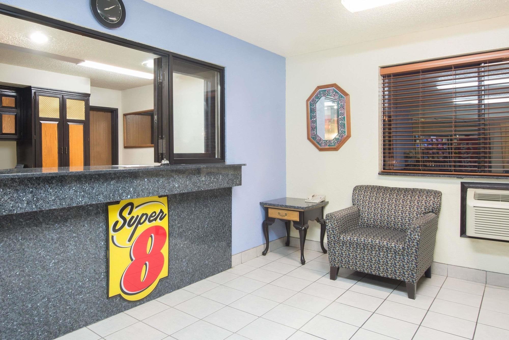 Vista Lobby Super 8 by Wyndham New Castle