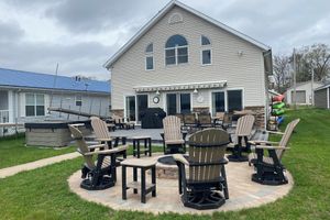 Alquiler Vacacional - Relax at the outdoor firepit or hot tub overlooking all-sports Eight Point Lake!