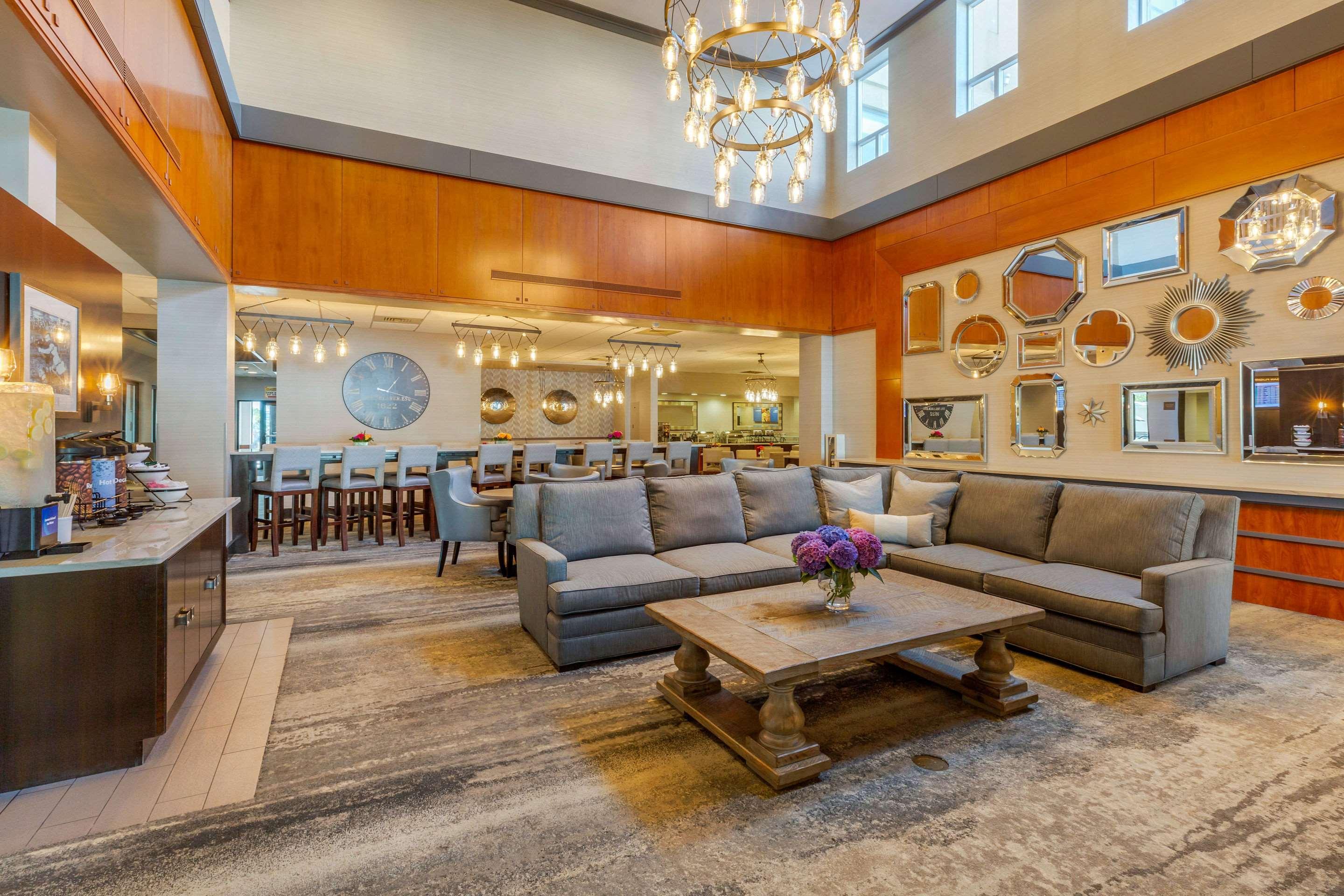 Vista Lobby Comfort Inn & Suites Logan International Airport