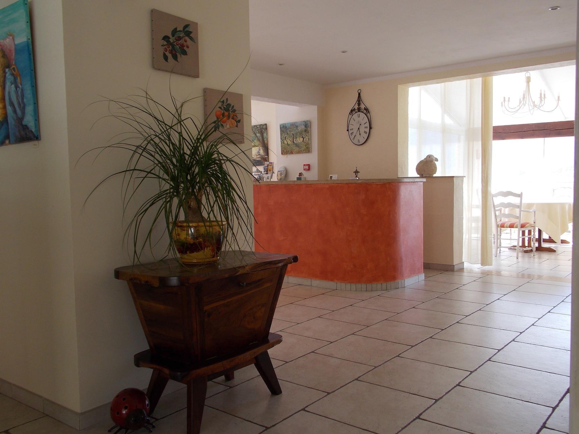 Varios Au Relais Provencal