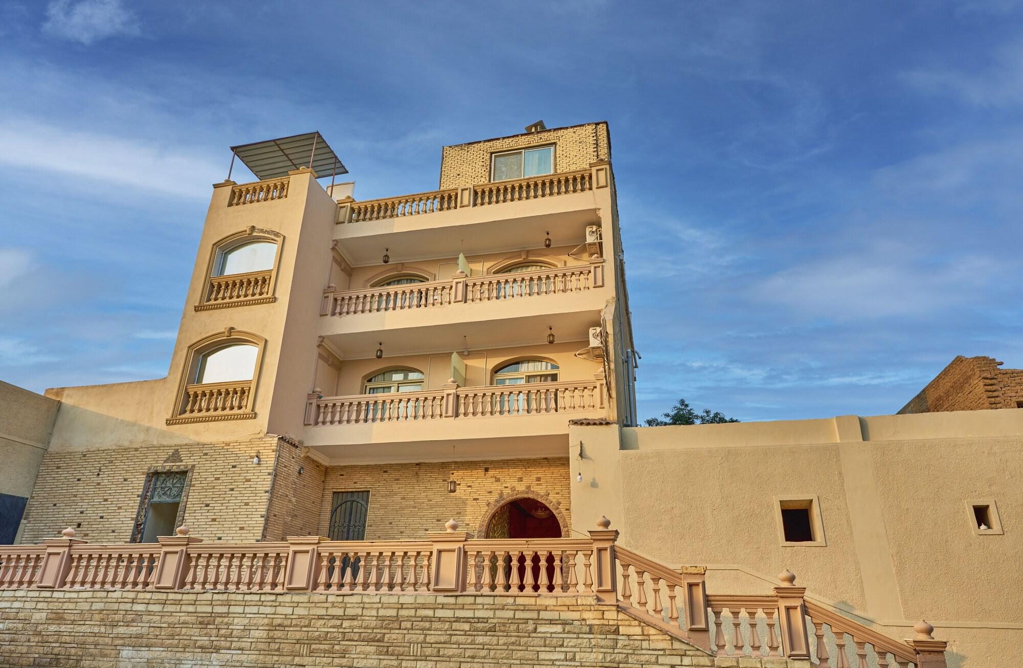 Vista Exterior Soul Pyramids & Valley Temple View