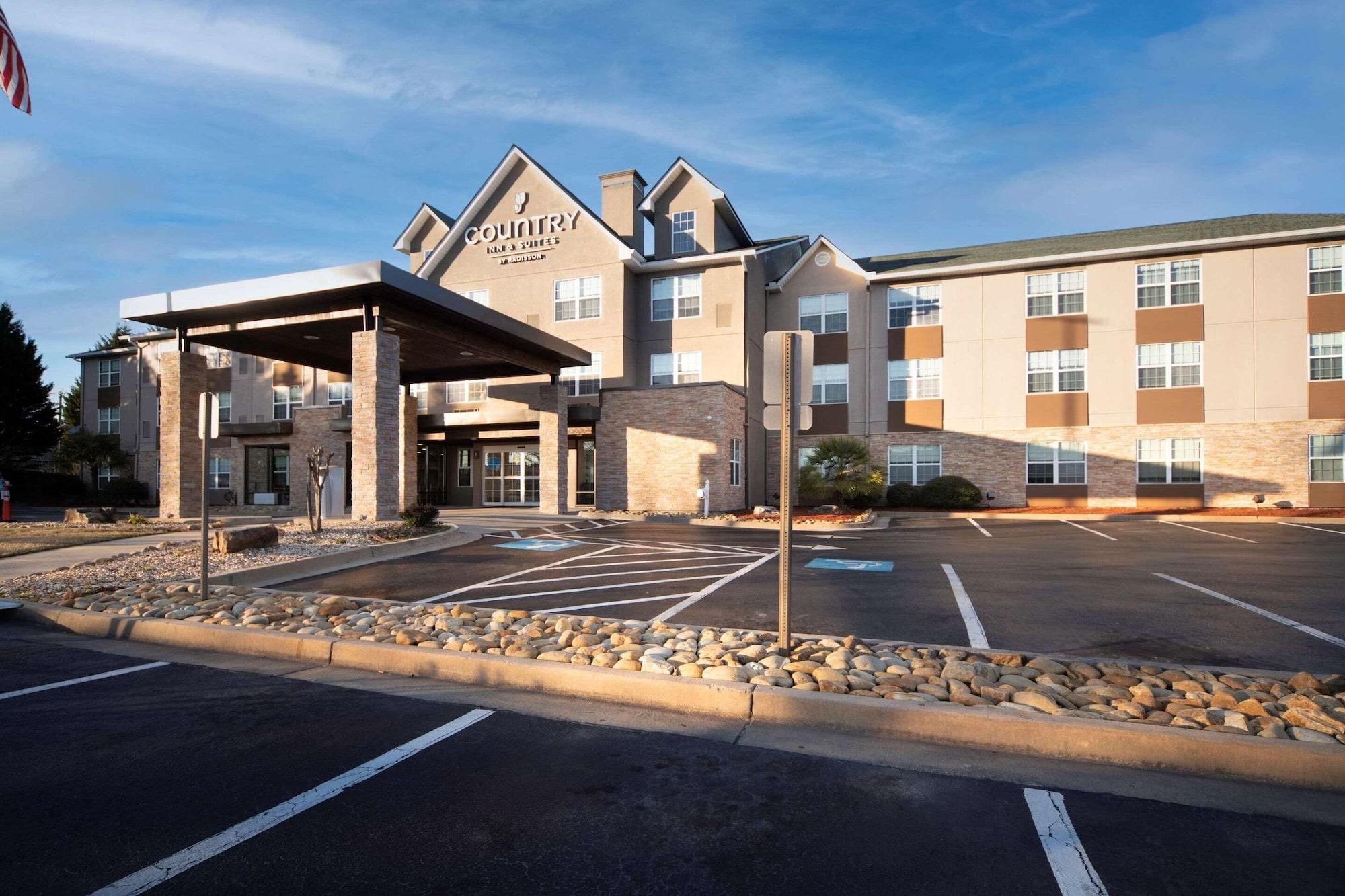 Vista Exterior Country Inn & Suites by Radisson, Stone Mountain, GA
