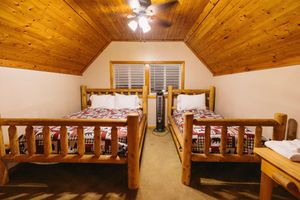 Alquiler Vacacional - Cozy Cabin by the Slopes - Minutes to the Wisp & Lake! Fire Pit - Hot Tub - Pool