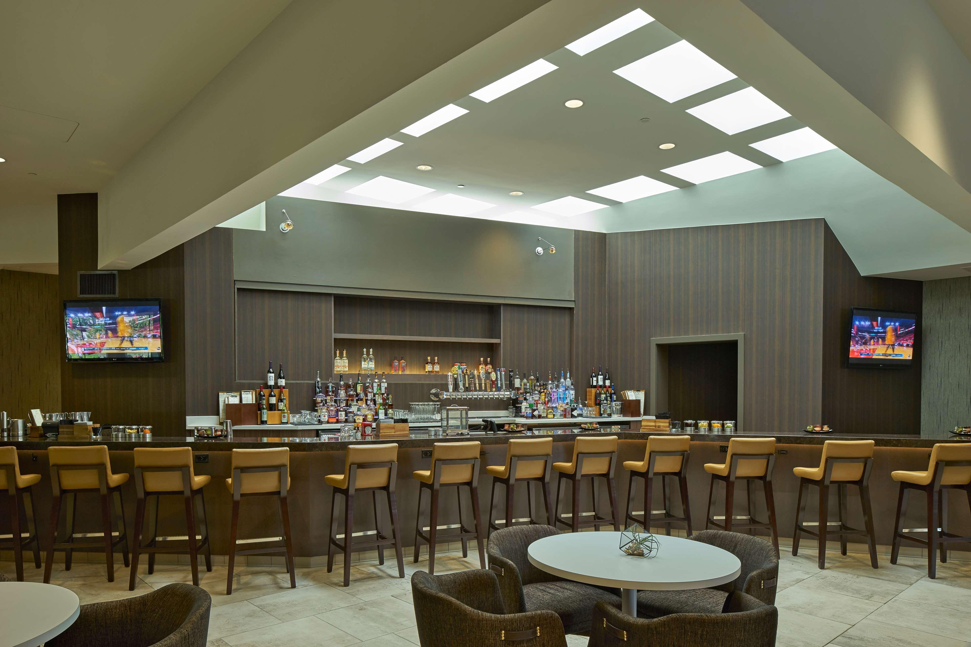 Bar/Salón Hilton Raleigh North Hills