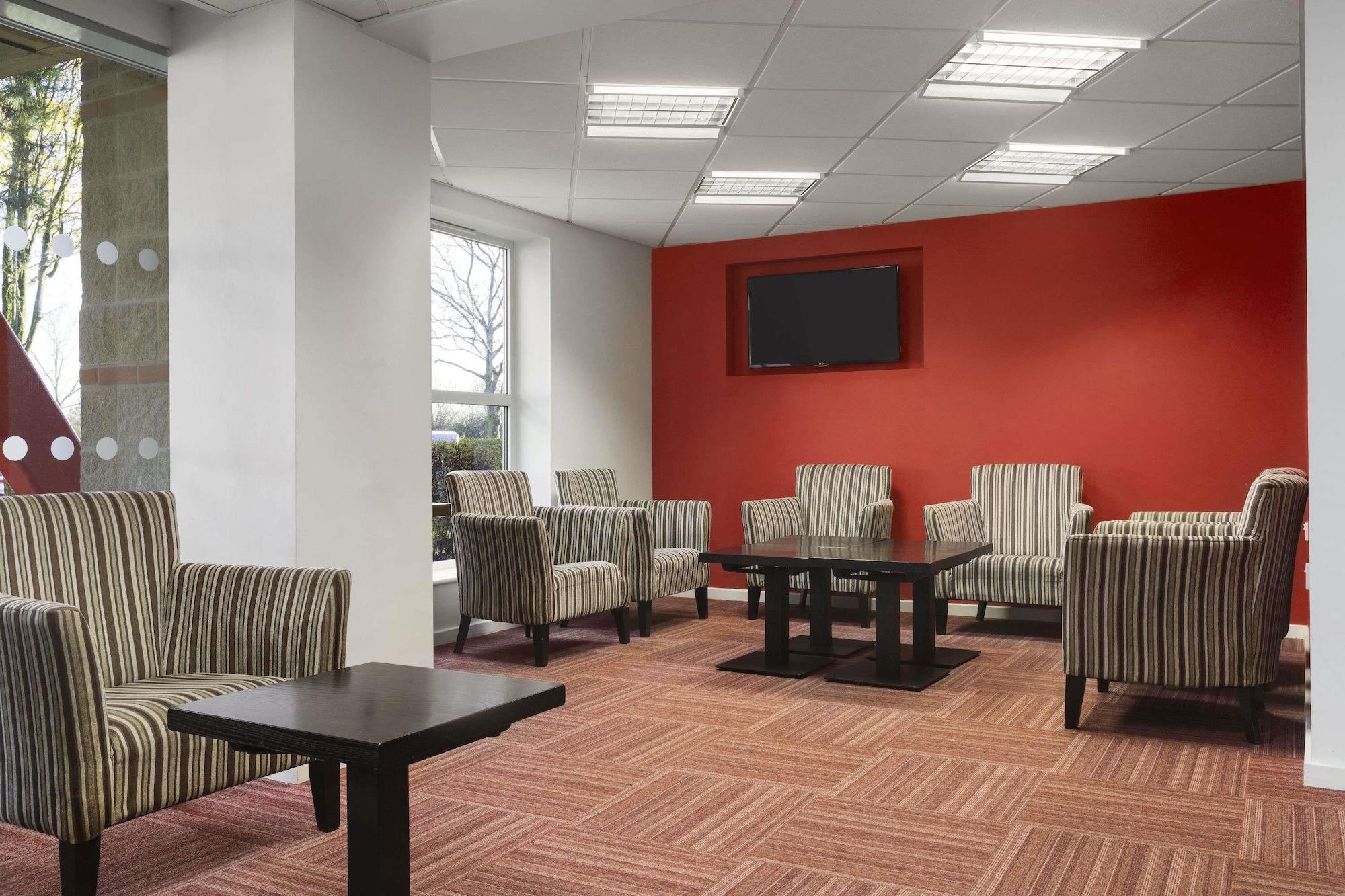 Bar/Salón Ramada by Wyndham London Stansted Airport