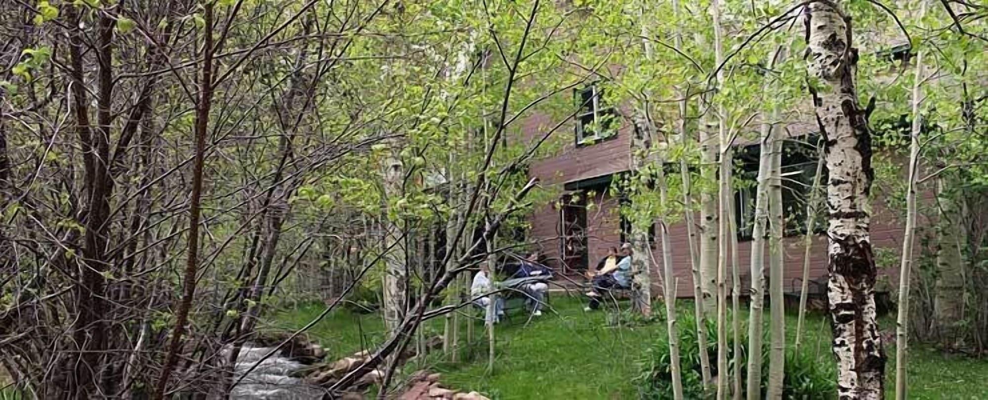 Varios Dodgeton Creek Inn