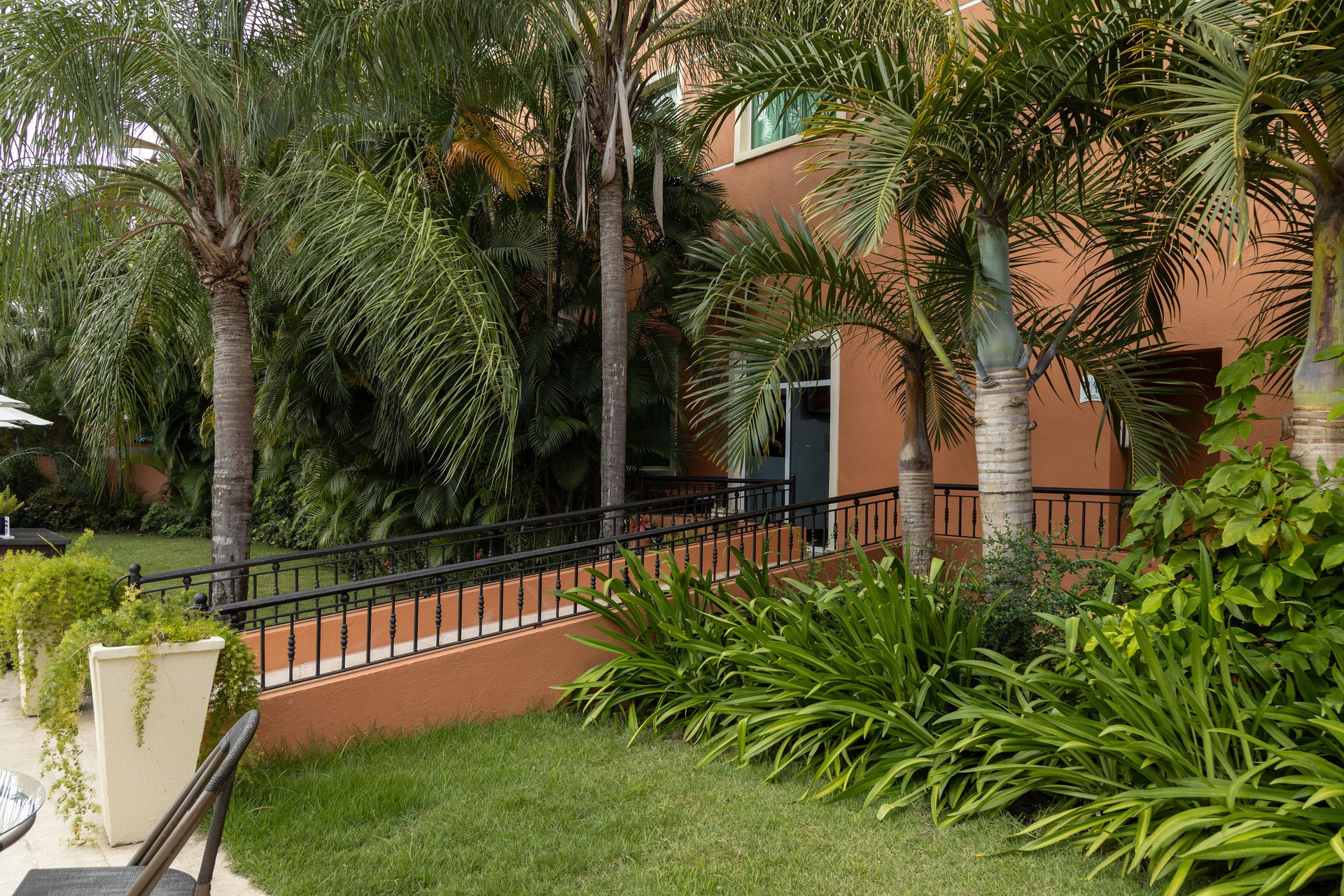 Vista Exterior Hodelpa Garden Court