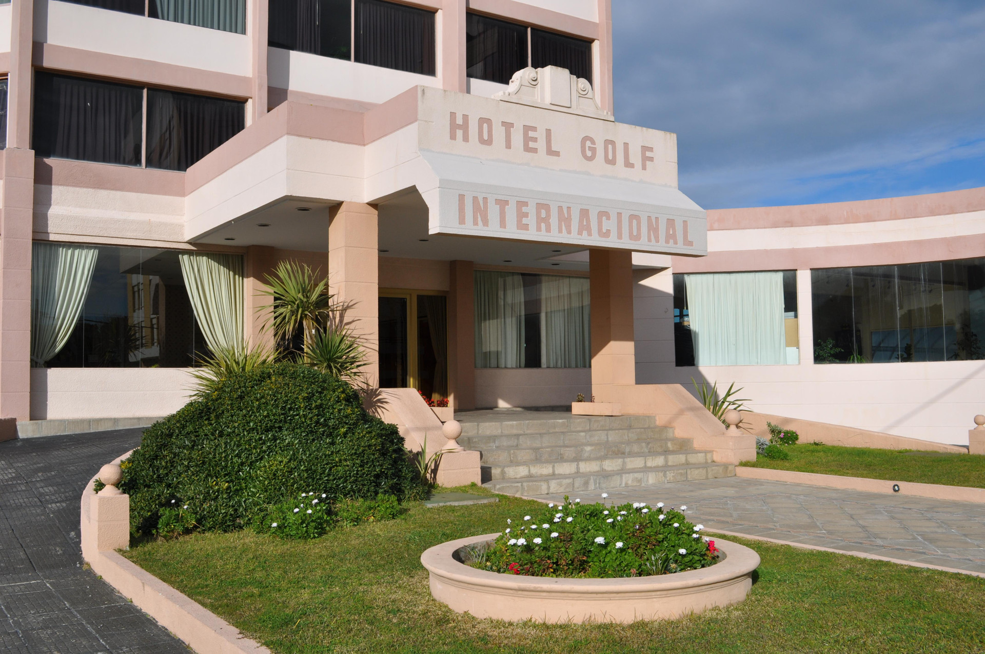 Vista da fachada Hotel Golf Internacional