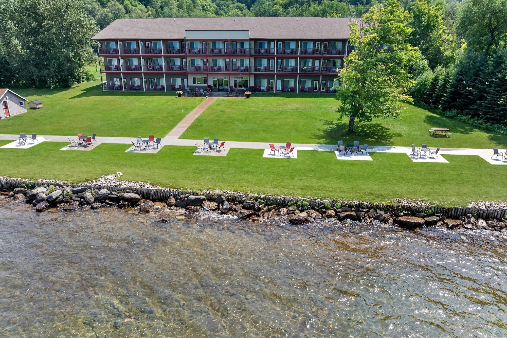 Vista Exterior Comfort Inn & Suites Munising-Lakefront
