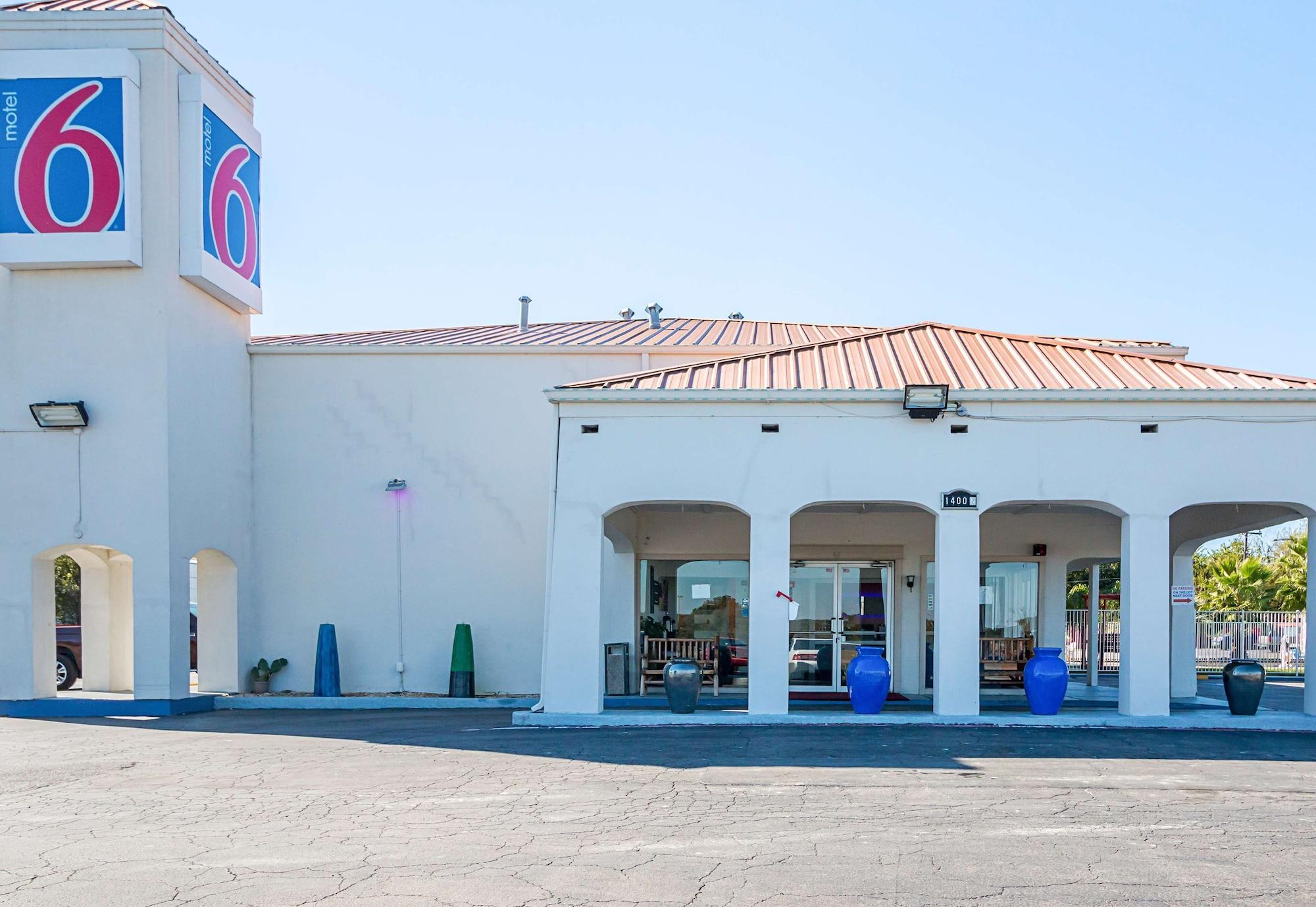 Vista Exterior Motel 6 Round Rock, TX