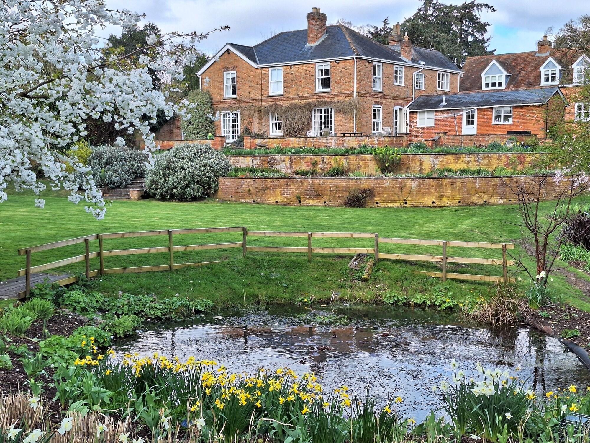 Varios Rookwood Farmhouse