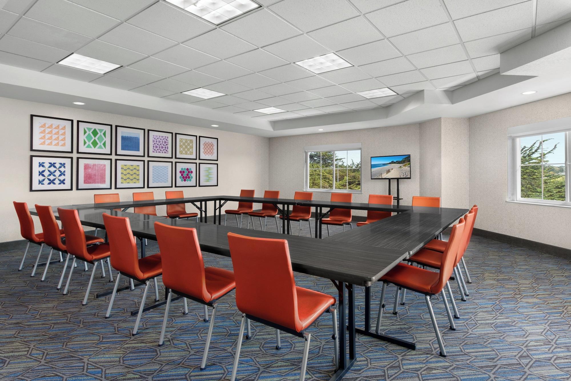 Sala de Reuniones Holiday Inn Express Hotel & Suites Marina - State Beach Area by IHG