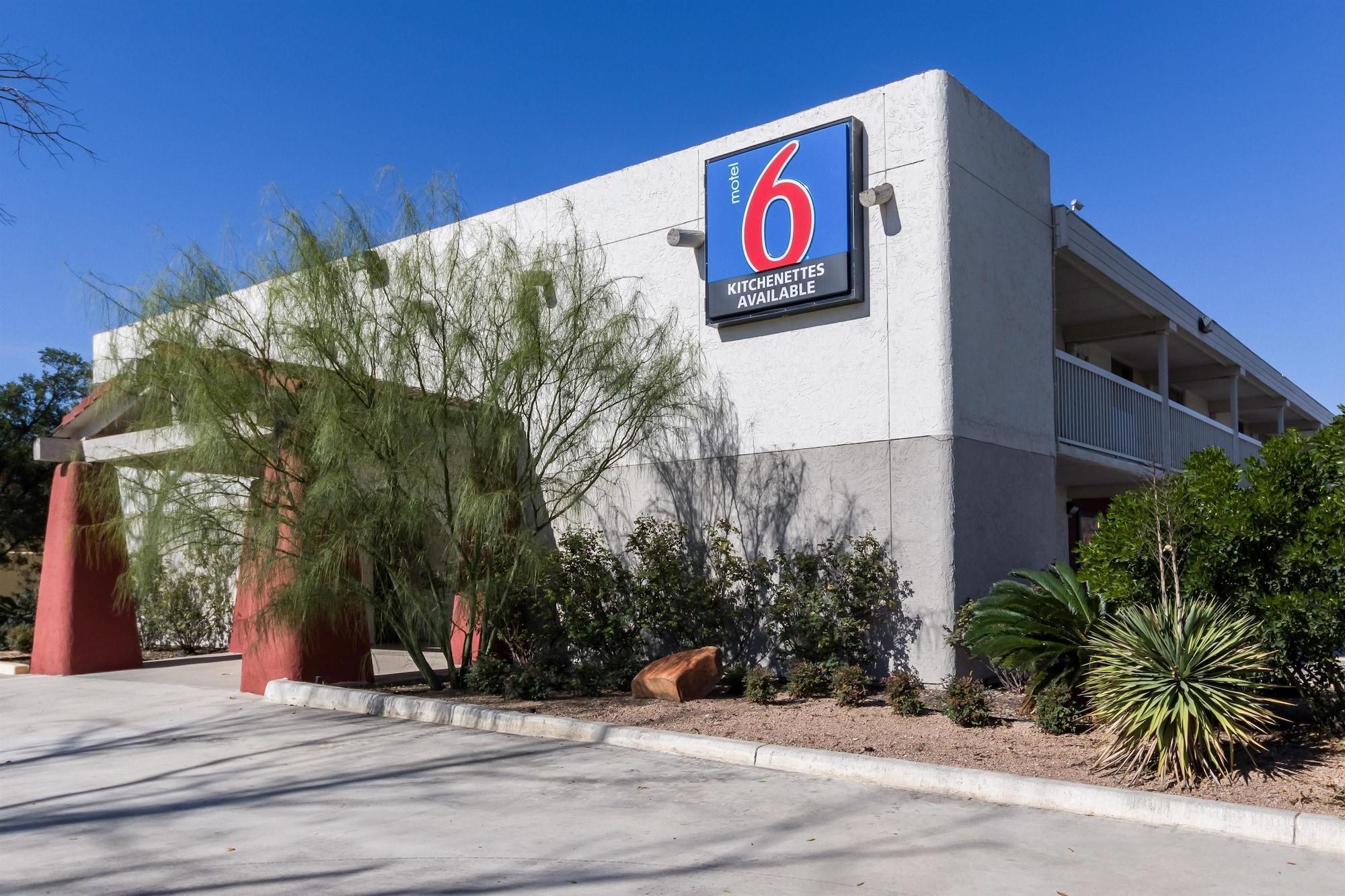 Varios Motel 6 Uvalde, TX