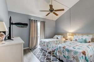 Alquiler Vacacional - Renovated, Cozy 2Bd 2Ba, Steps from Private Beach & Pool!