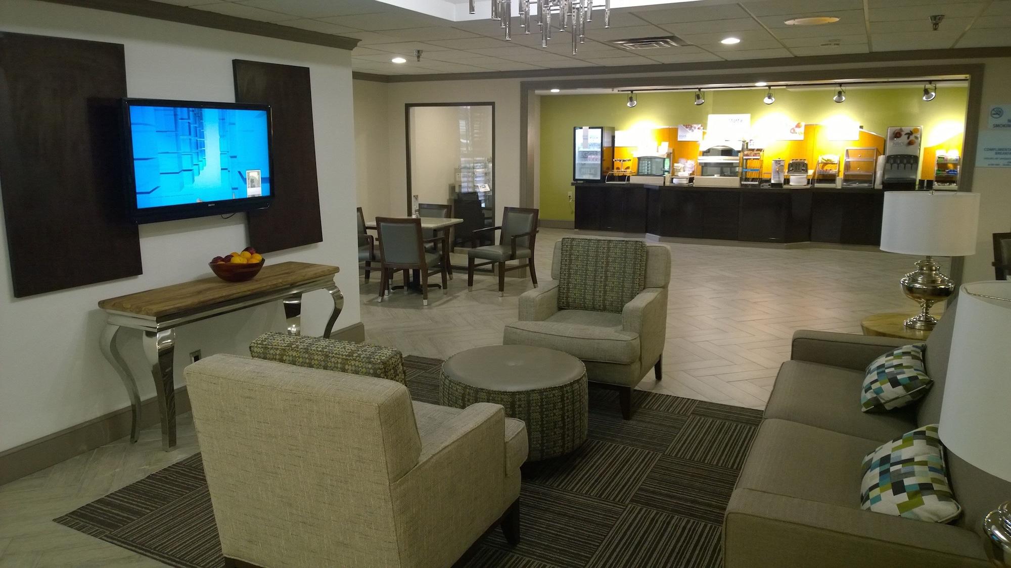 Vista Lobby Holiday Inn Express Fayetteville- Univ of AR Area by IHG