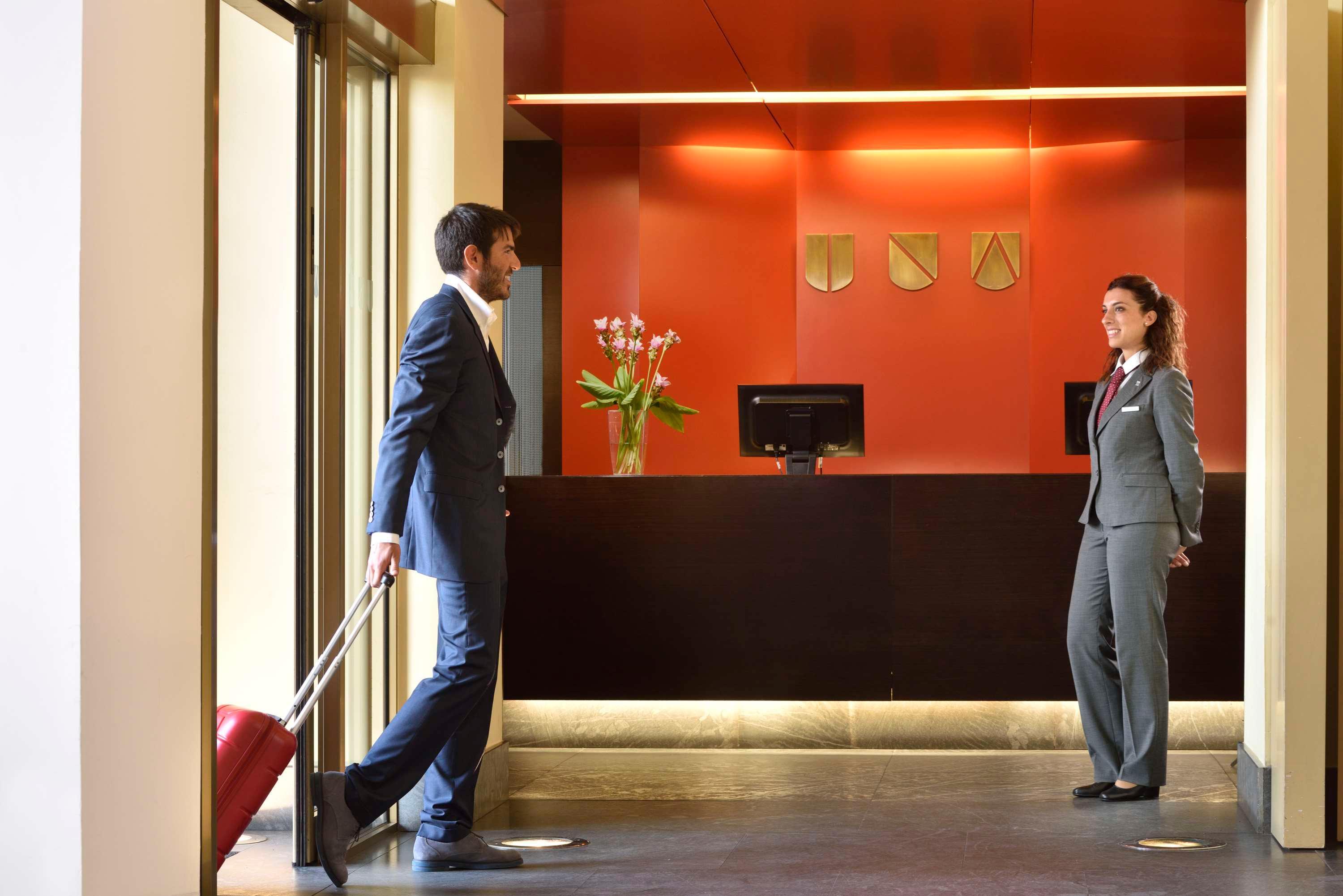 Vista Lobby UNA Hotels Napoli