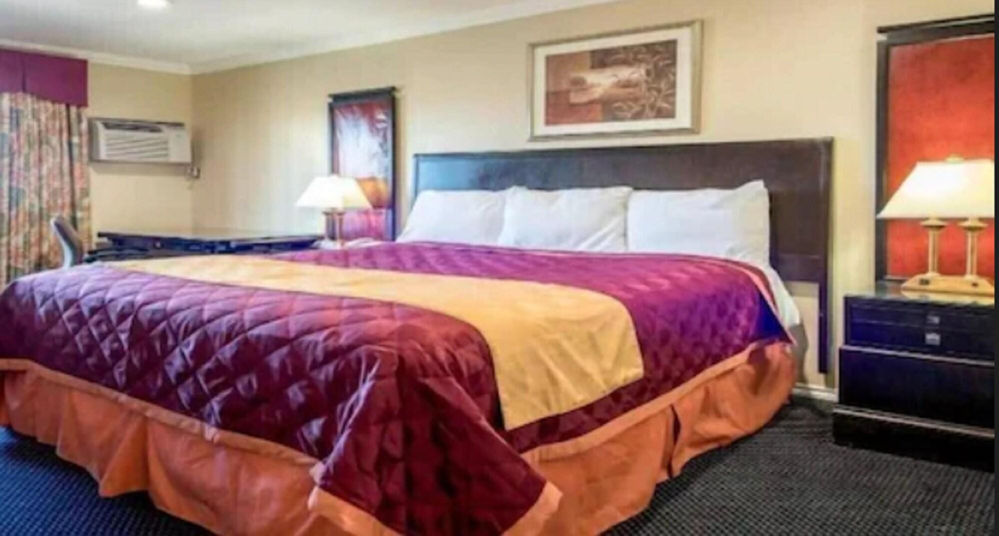 Varios Queencity Inn
