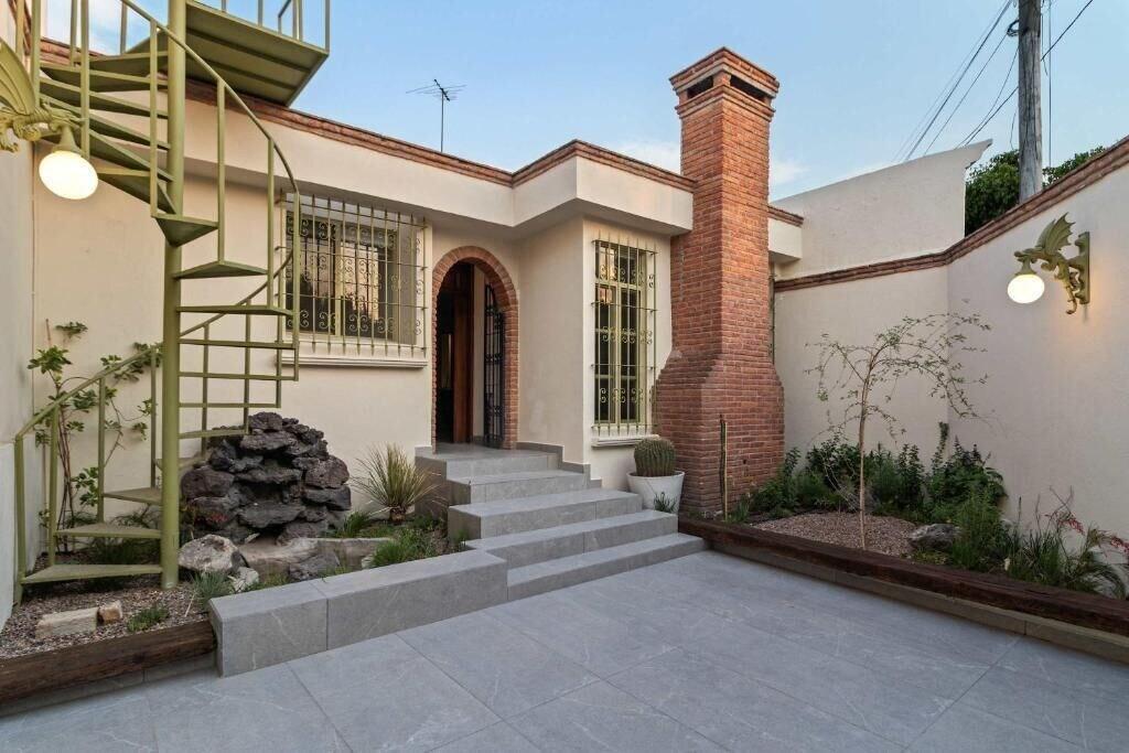 Varios Quiet and Cozy Home with Great Location