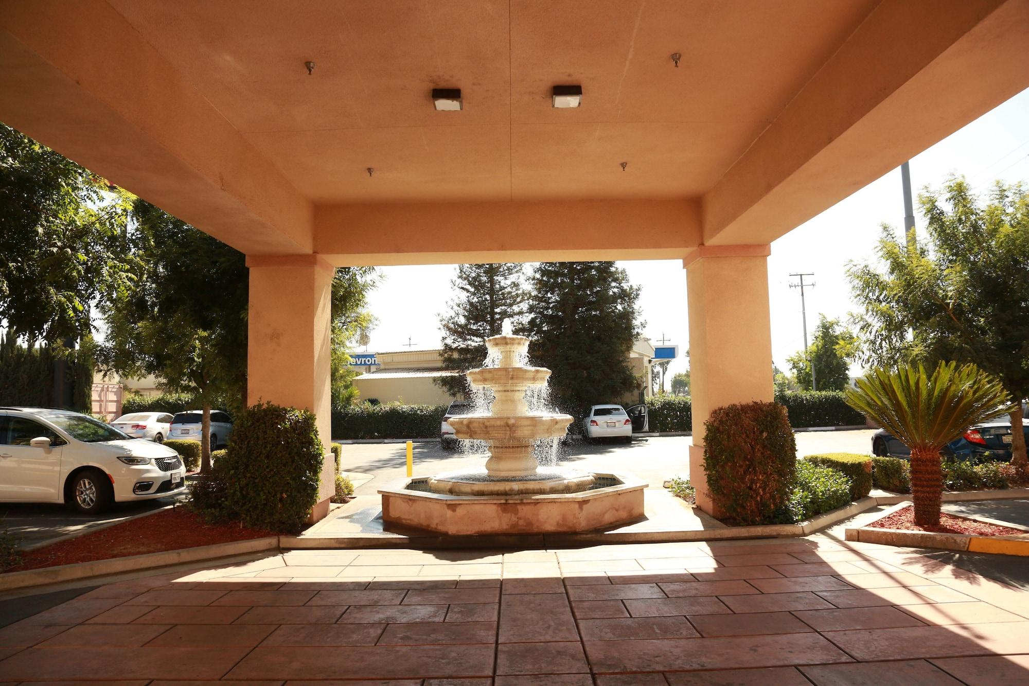 Vista Exterior Ramada by Wyndham Fresno Northwest