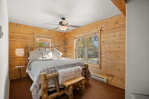Alquiler Vacacional - Cozy Log Cabin located on scenic acreage with trees and privacy.