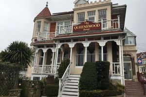 Alojamiento - Queenswood Hotel