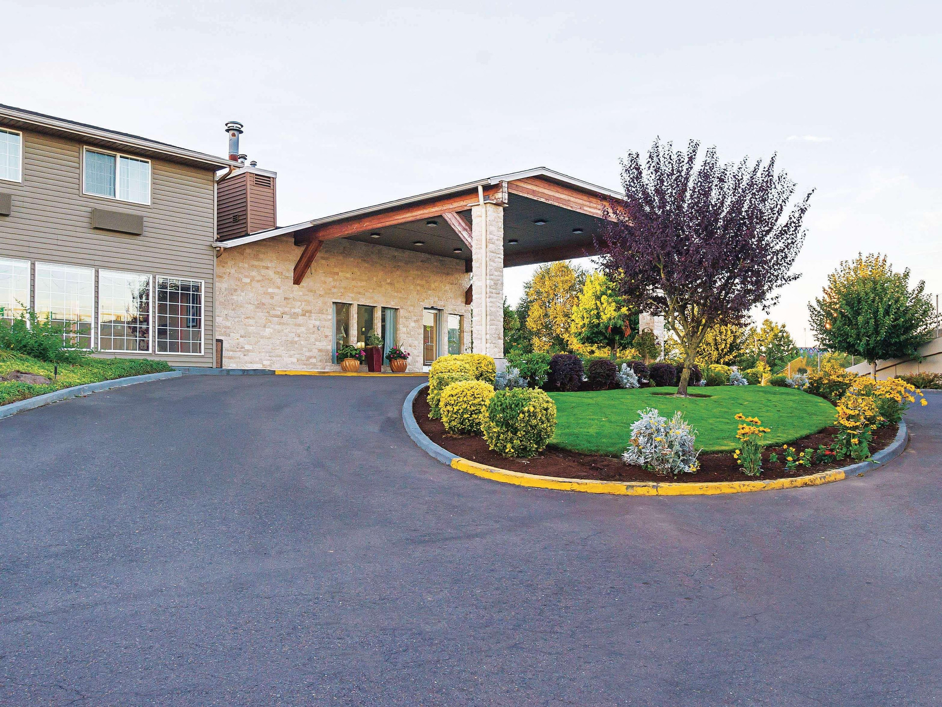 Vista Exterior La Quinta Inn & Suites by Wyndham Woodburn