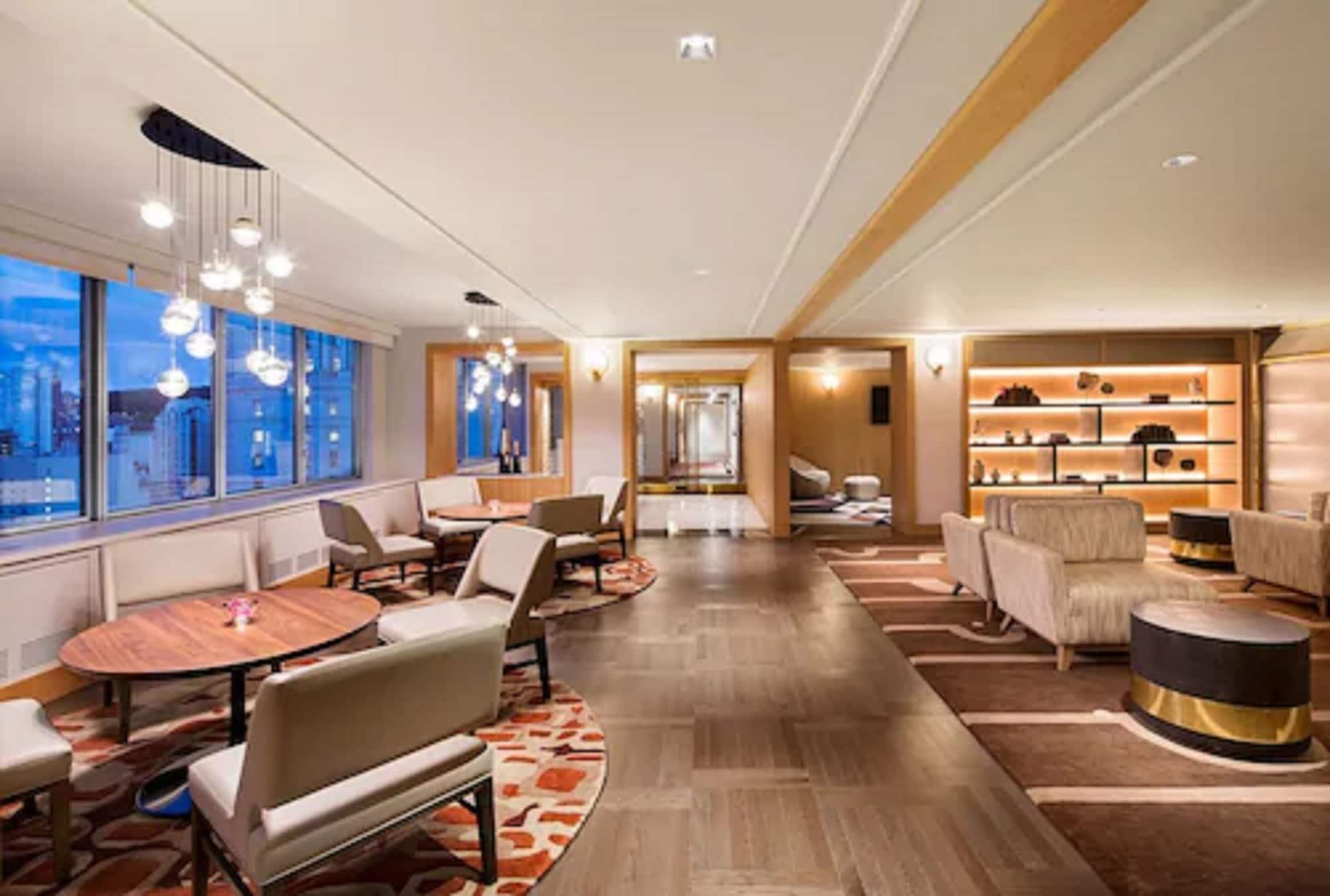 Vista Lobby Fairmont The Queen Elizabeth Gold Experience