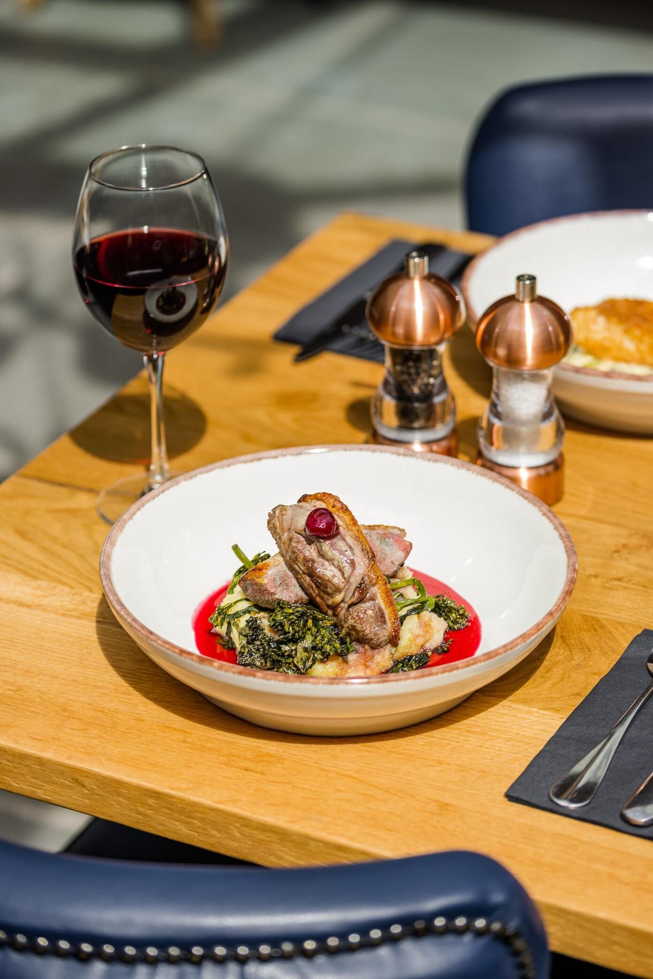 Restaurant Plum and Partridge Inn