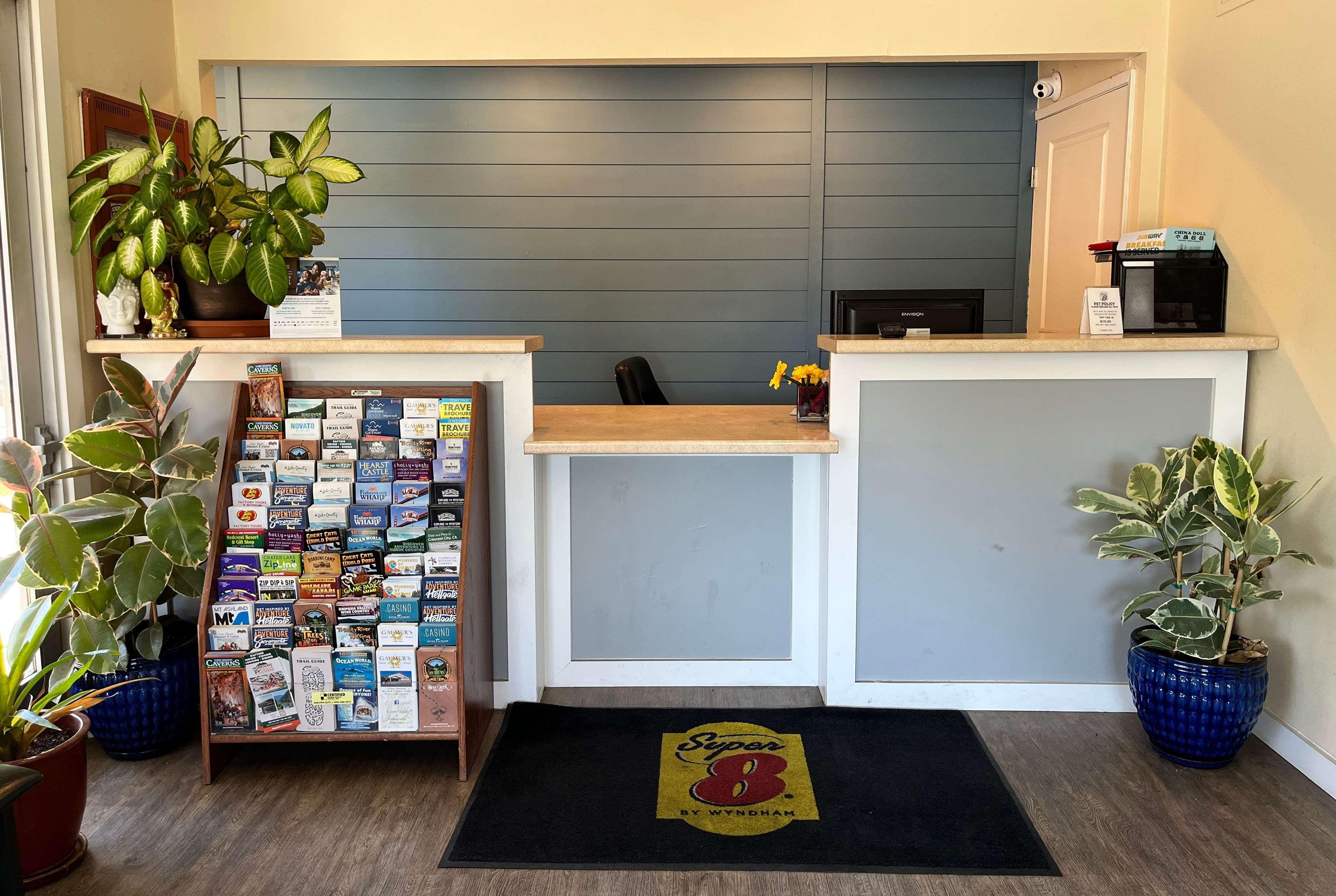 Vista Lobby Super 8 by Wyndham Red Bluff