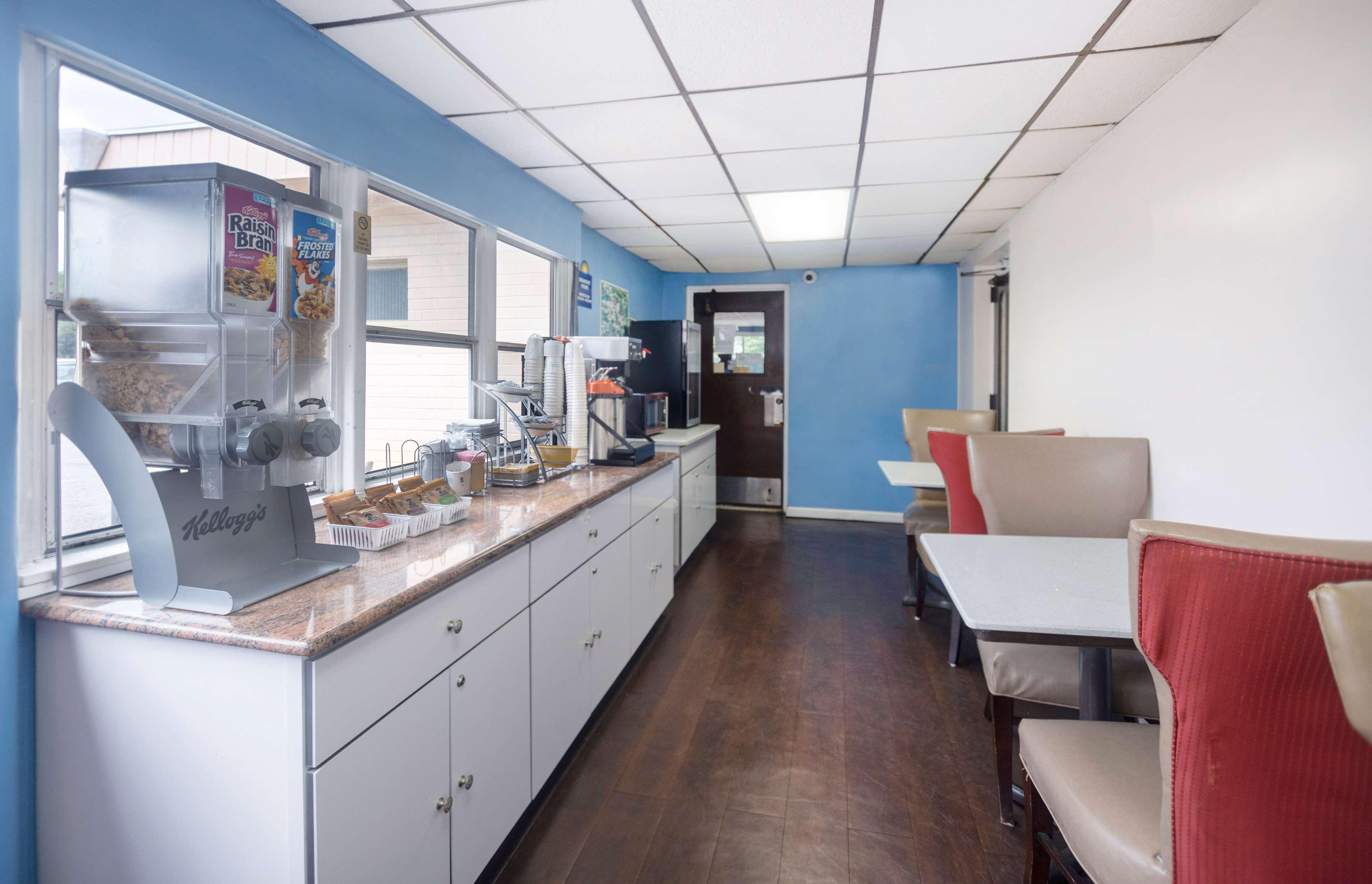 Restaurant Days Inn by Wyndham Hicksville Long Island