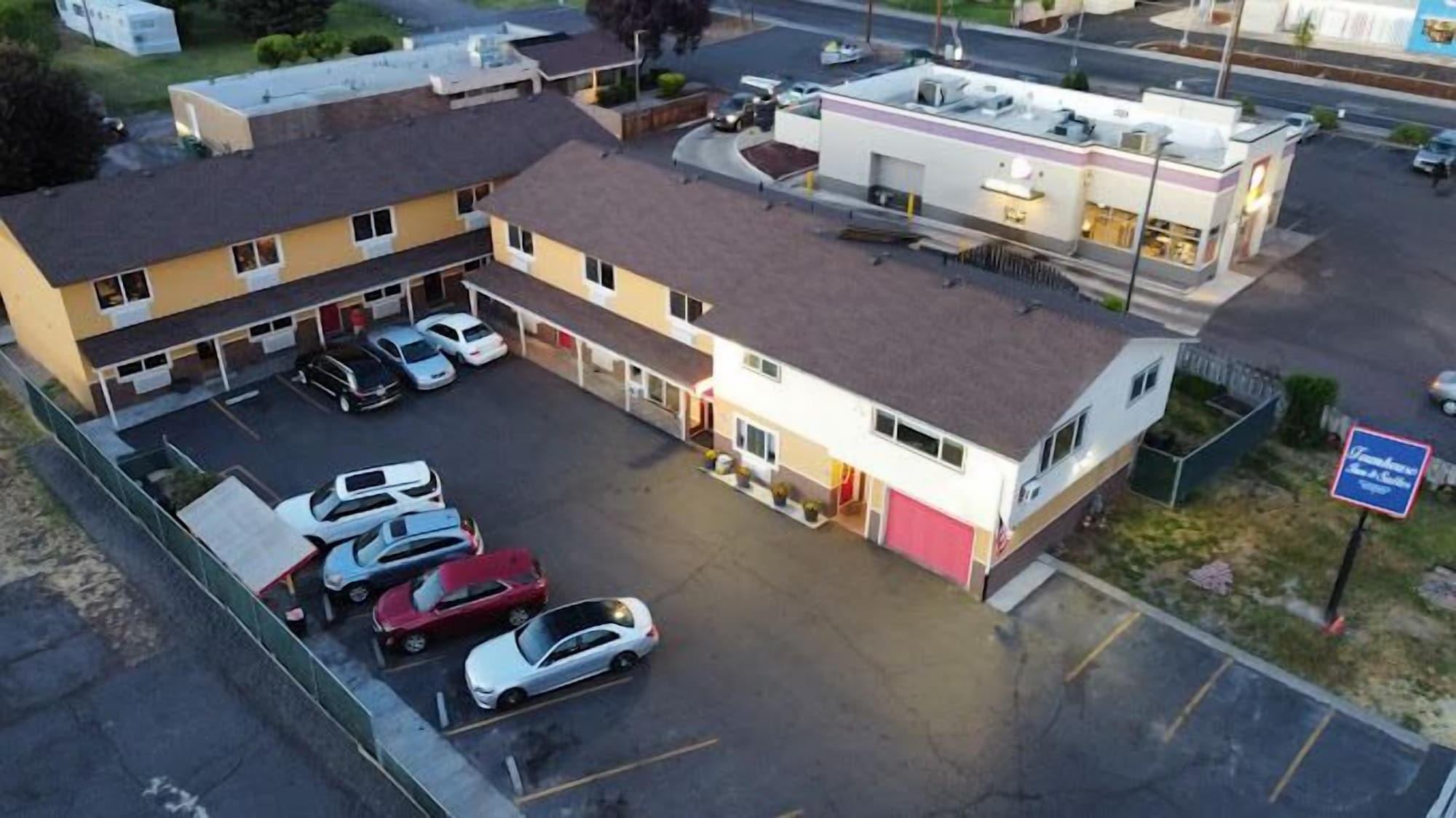 Varios Townhouse Inn & Suites