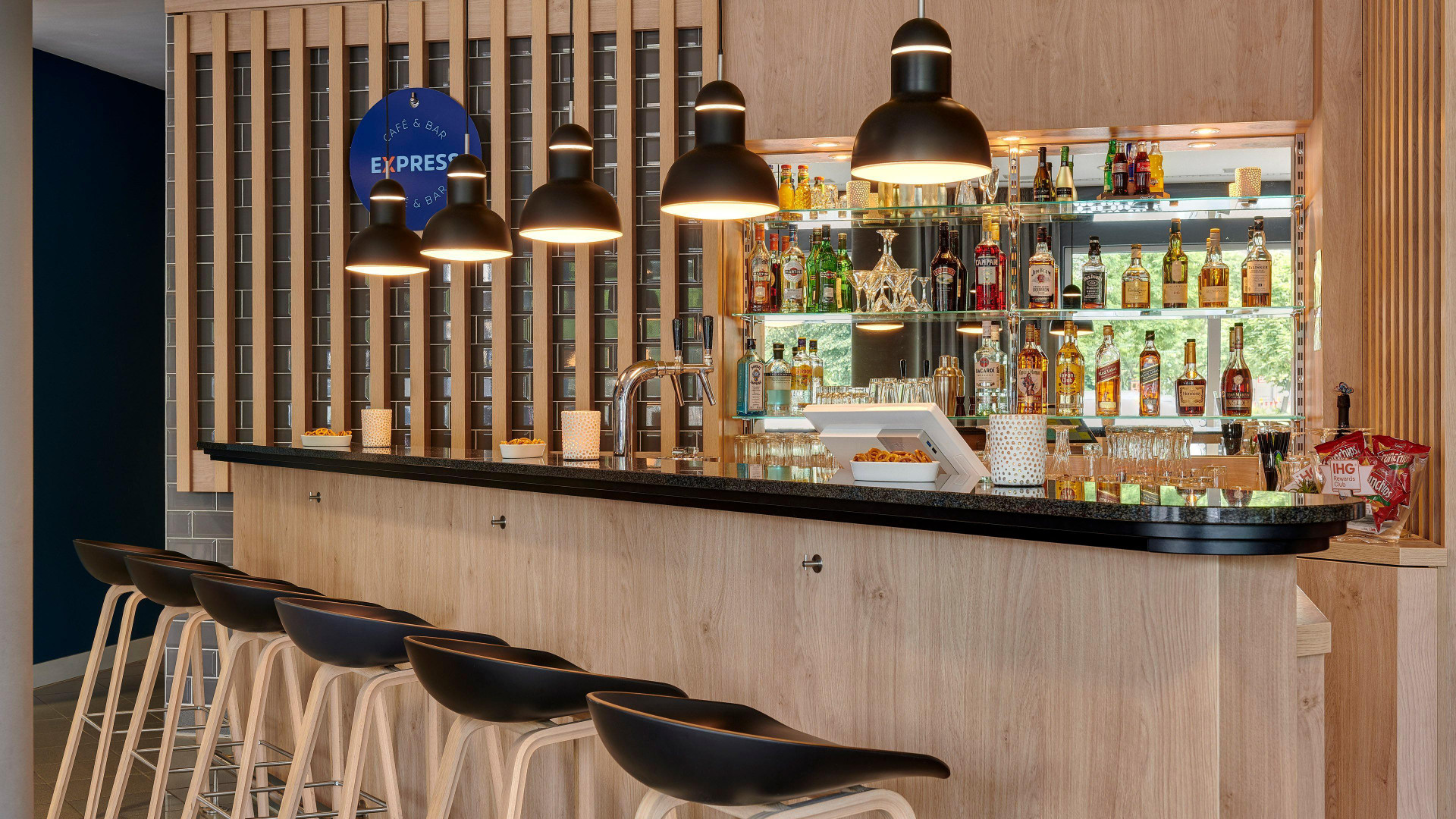 Bar/Salón Holiday Inn Express Köln-Mülheim by IHG