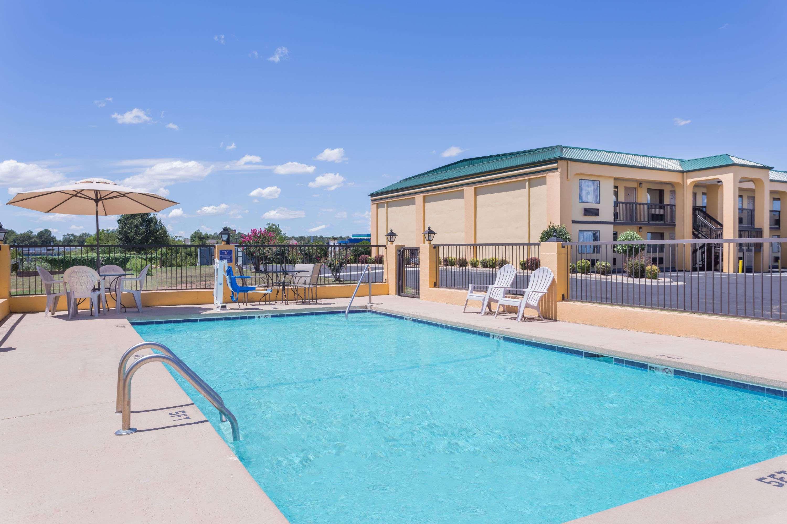 Vista Piscina Days Inn by Wyndham Byron