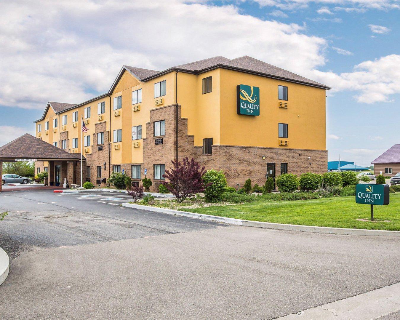 Vista Exterior Quality Inn Peru near Starved Rock State Park