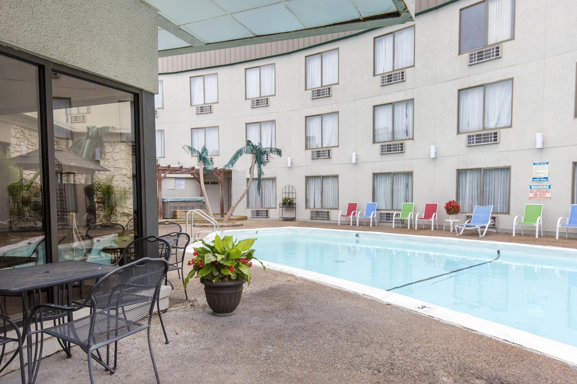 Vista Piscina Lamplighter Inn & Suites - South