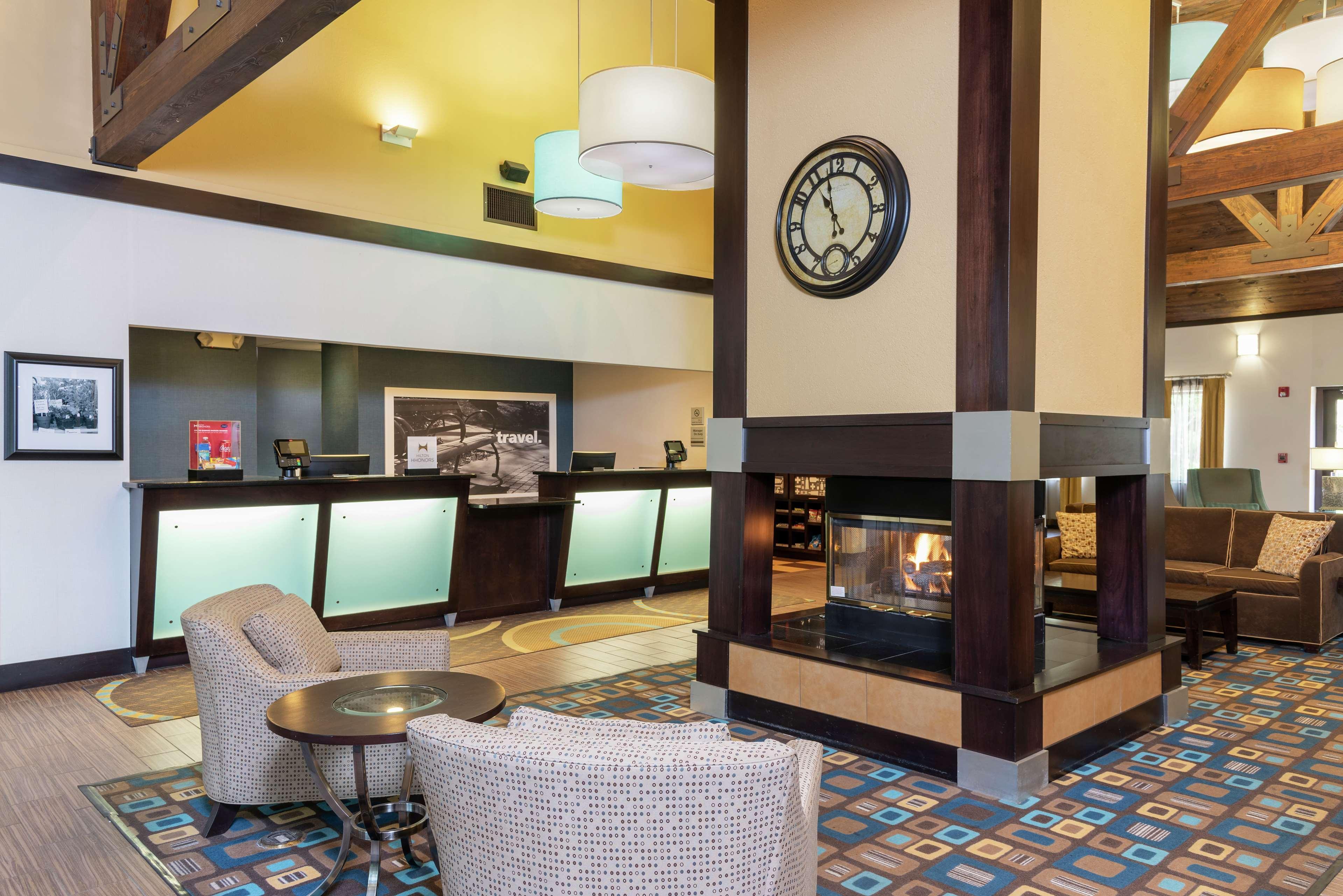 Vista Lobby Hampton Inn & Suites Cleveland-Airport/Middleburg Heights