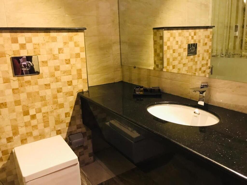 Equipamiento de Habitación Royaute Luxury Hotel Sialkot