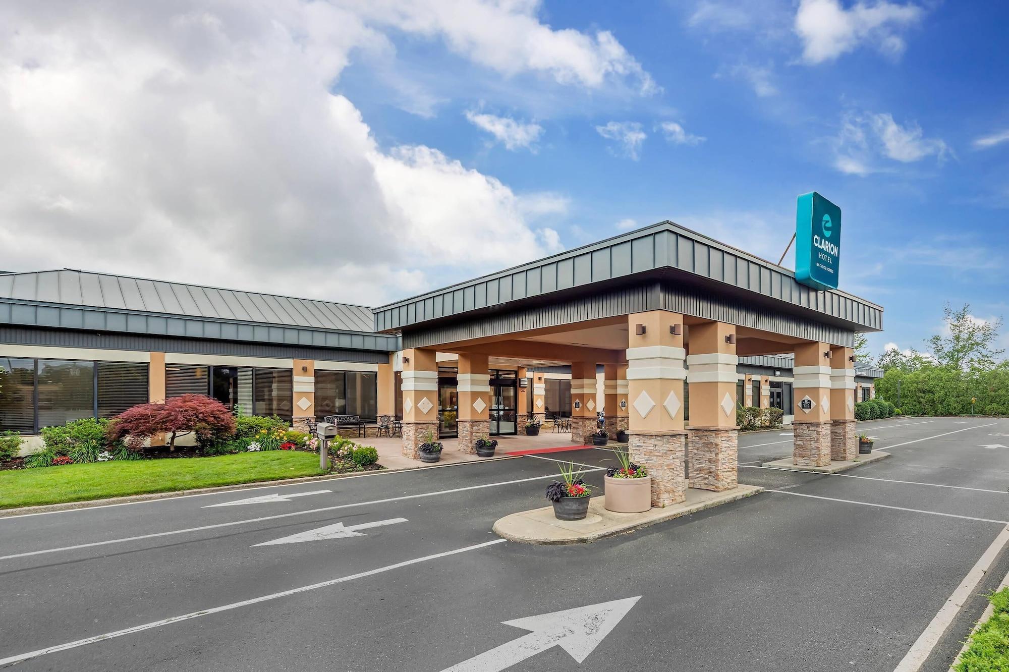 Vista Exterior Clarion Hotel & Conference Center Toms River