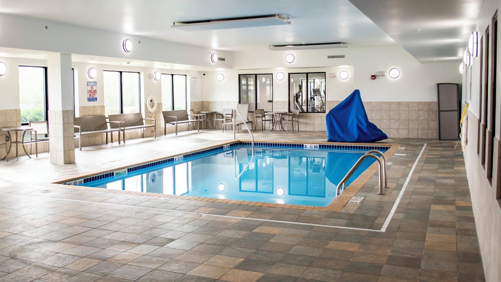 Vista Piscina Holiday Inn Express and Suites Mason City by IHG