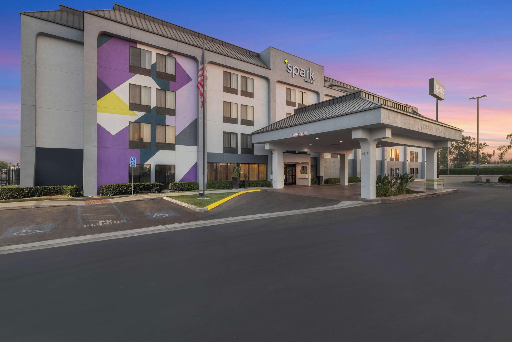 Vista Exterior Spark by Hilton Bakersfield Central