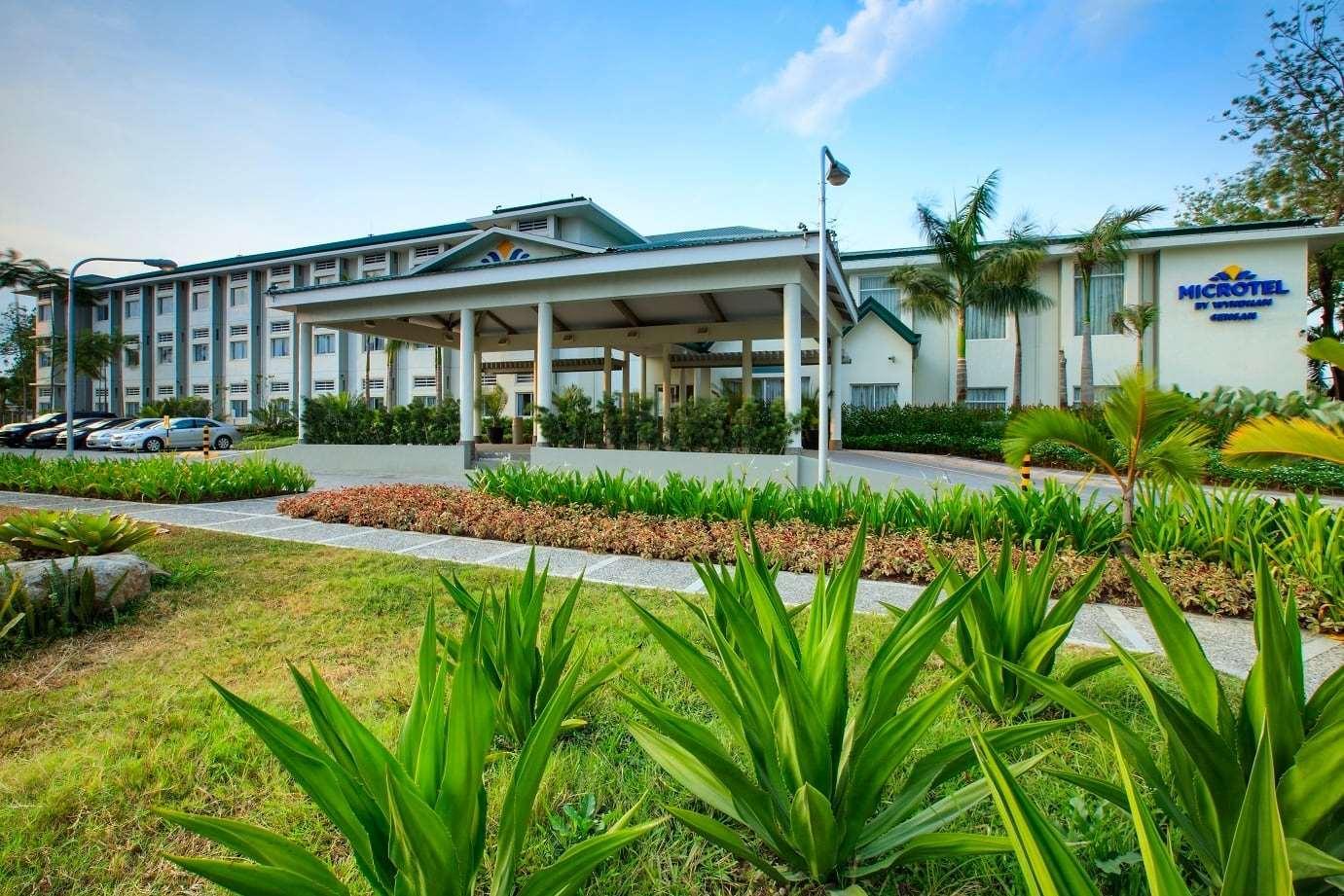 Vista Exterior Microtel by Wyndham General Santos