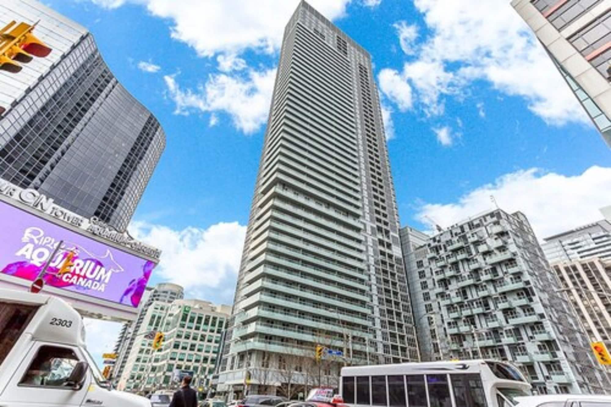 Vista Exterior Toronto Rooms and Suites