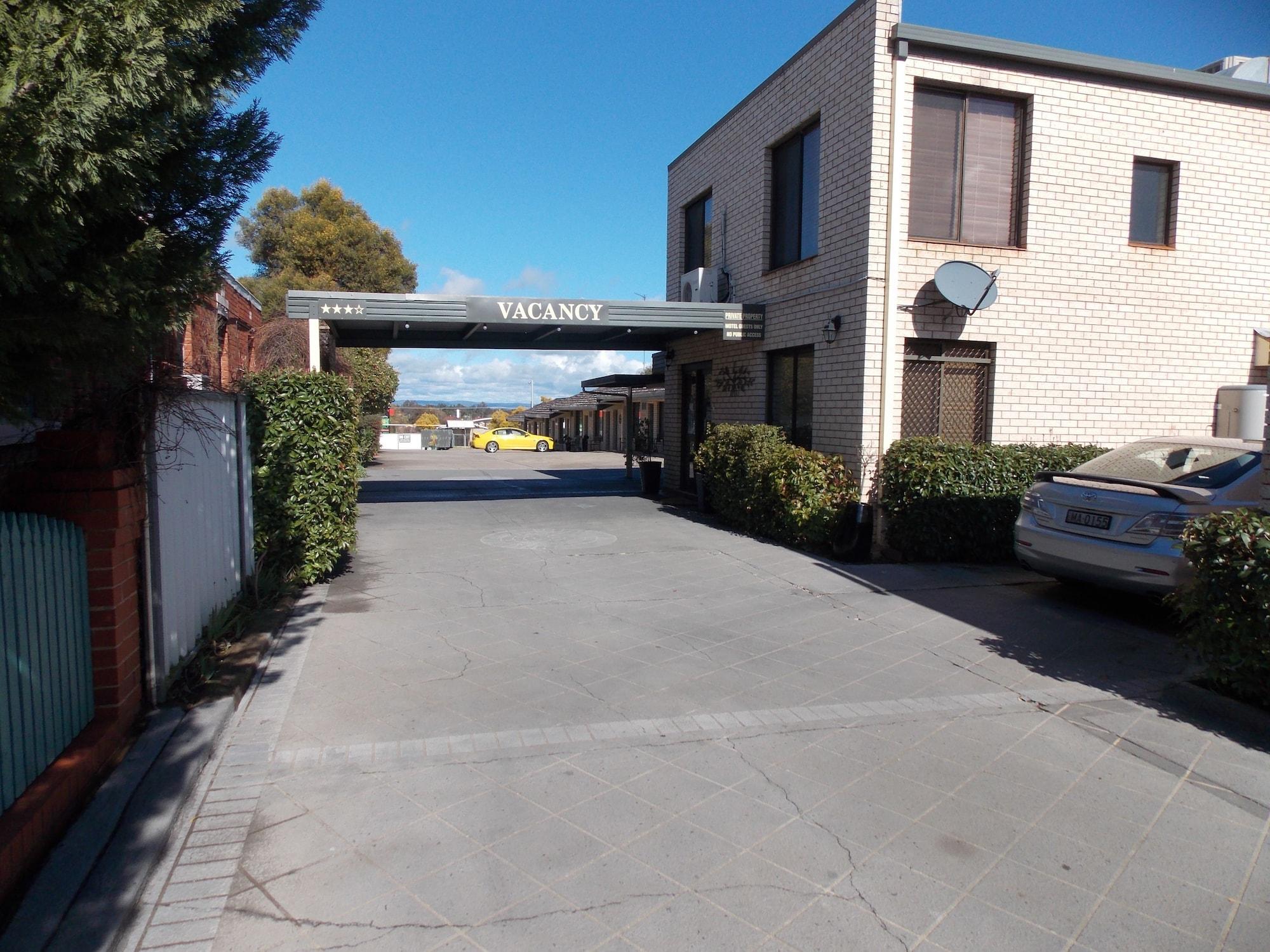 Varios Cowra Crest Motel