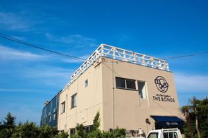 Alojamiento - The Bonds