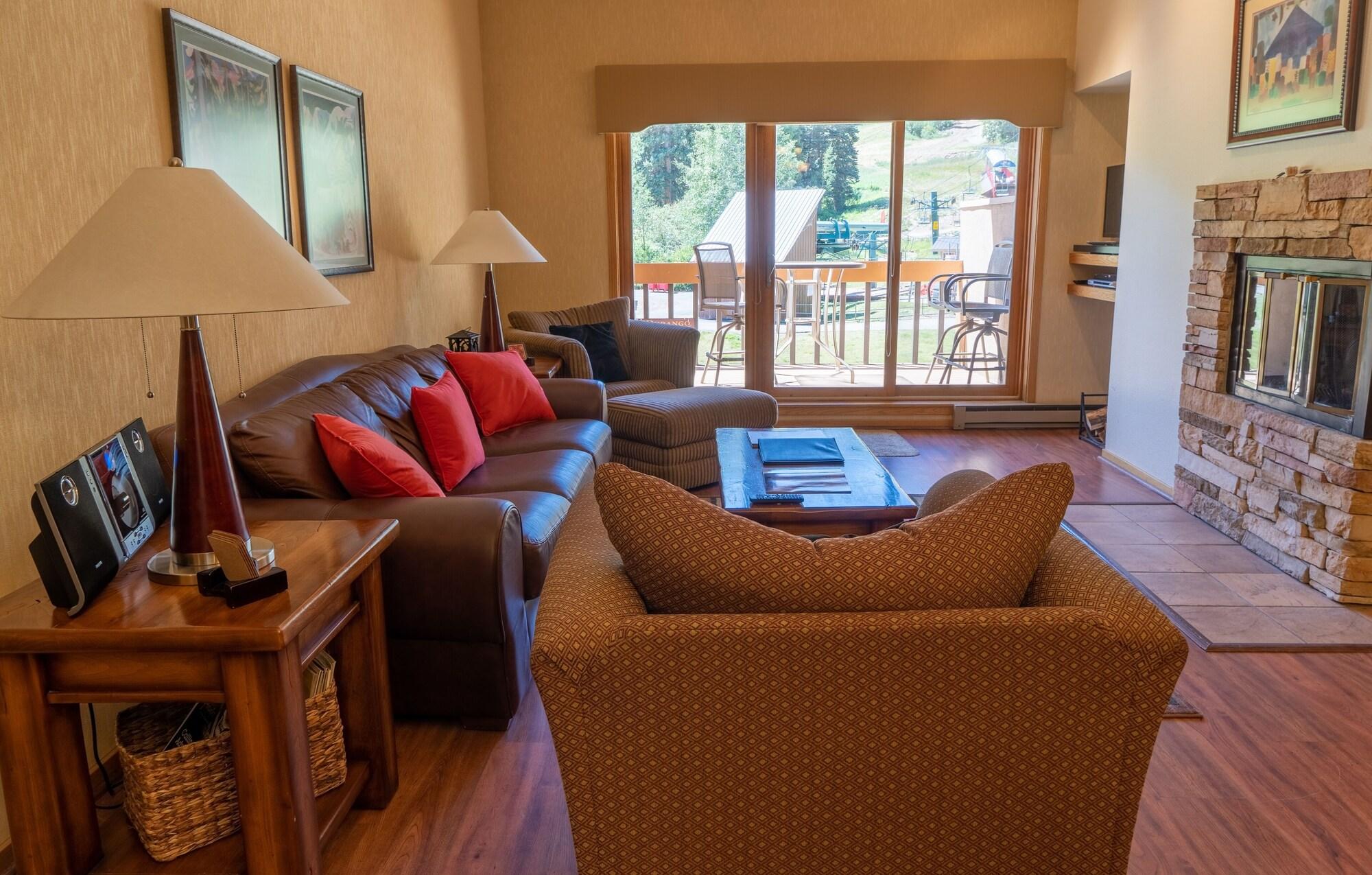 Comodidades del Alojamiento Purgatory Village Two Bedroom Hotel Room by Redawning