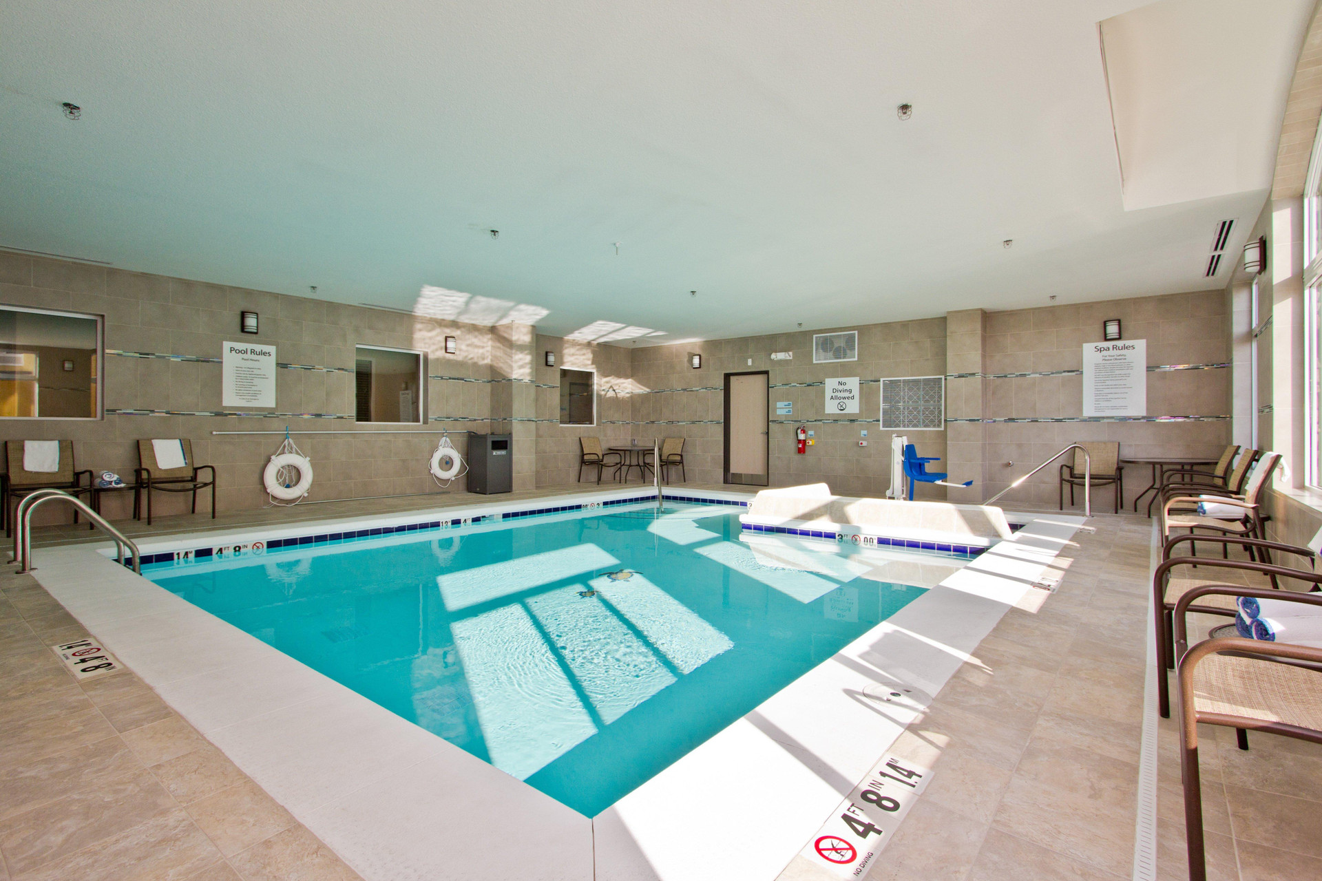 Vista Piscina Holiday Inn Express & Suites Denver East-Peoria St