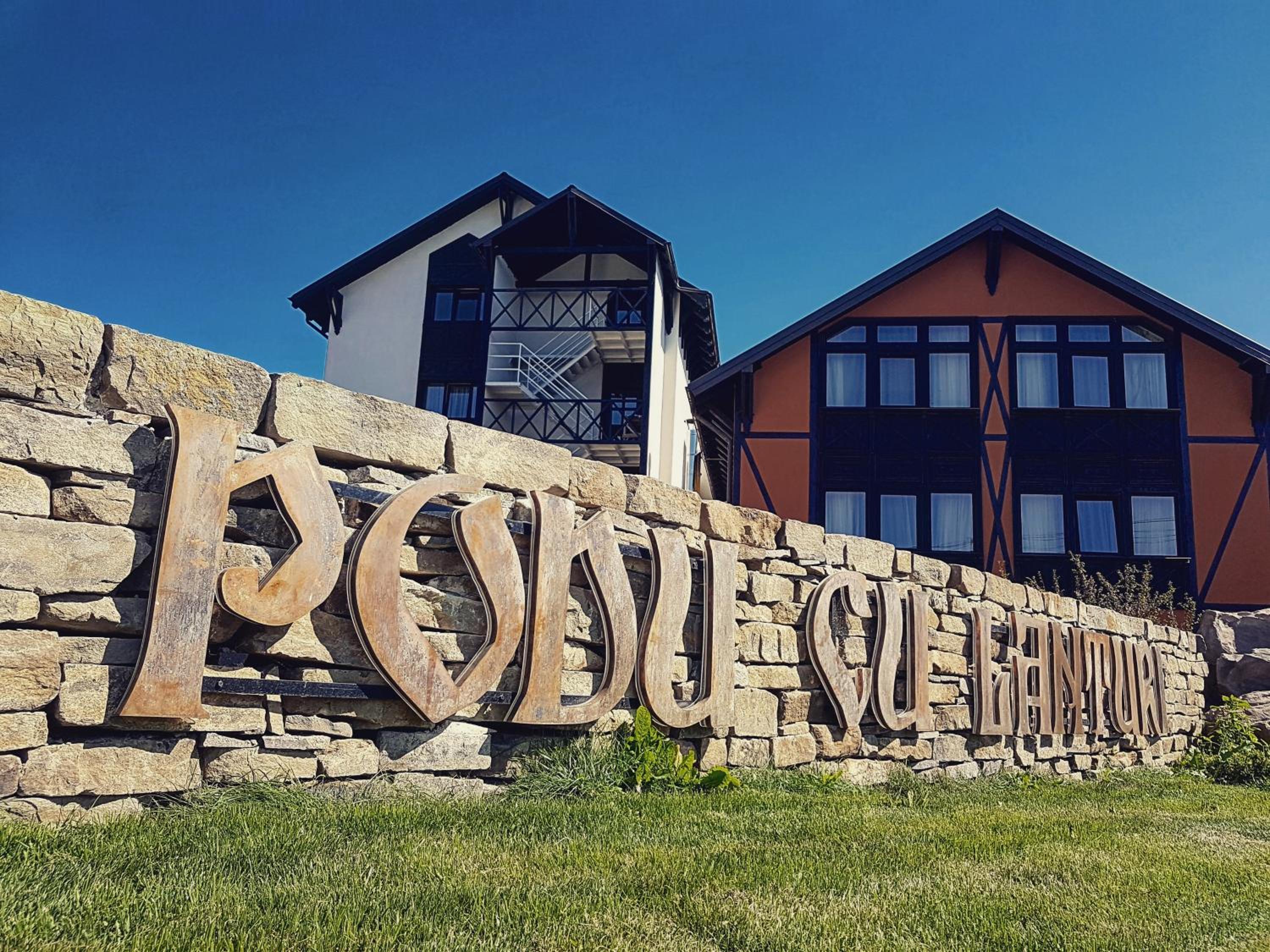 Vista Exterior Podu' Cu Lanturi