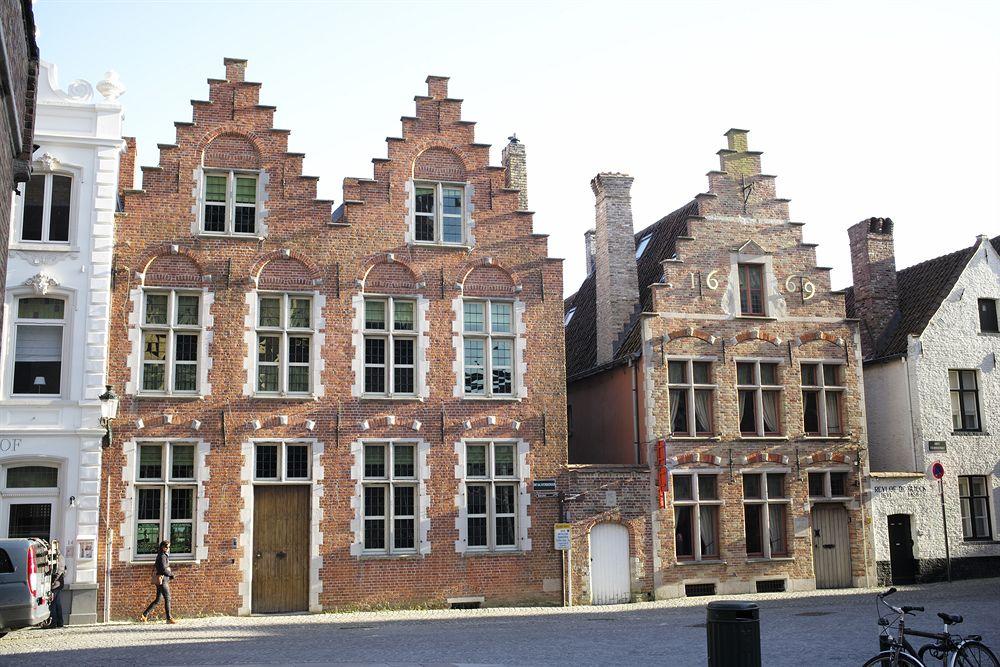 Vista da fachada Saint-Sauveur Bruges